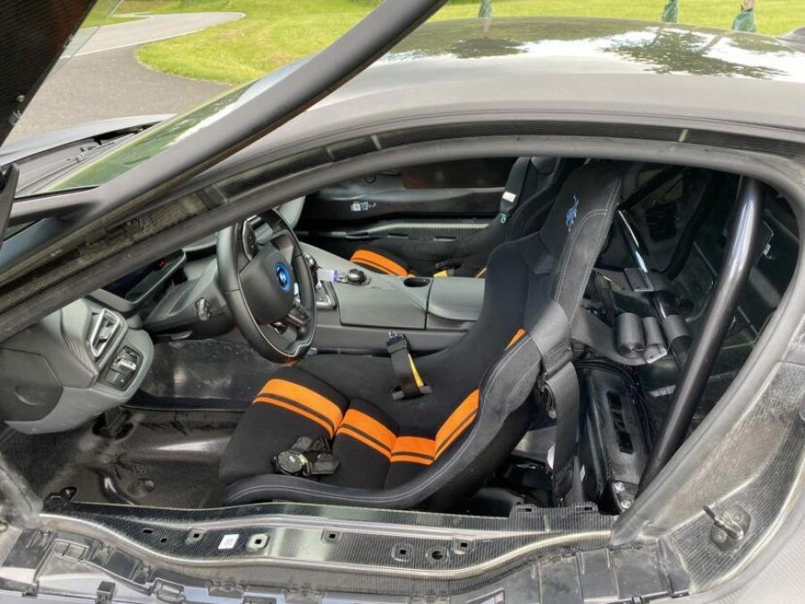 Интерьер BMW i8 Procar by EDO Motorsport 2020 года  (фото 3 из 7)